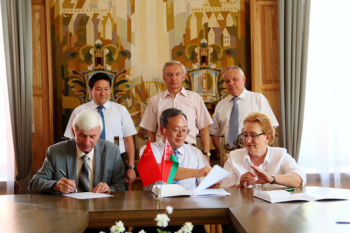 黑龙江省科学院石油化学研究院与白俄罗斯国立大学签署“中-白新材料联合研究中心”合作协议